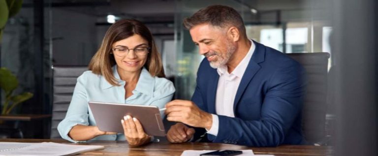 gestor faz uma consultoria em tecnologia com consultora usando um tablet