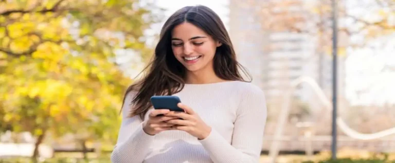 mulher utilizando um telefone com um chip de uma operadora móvel virtual