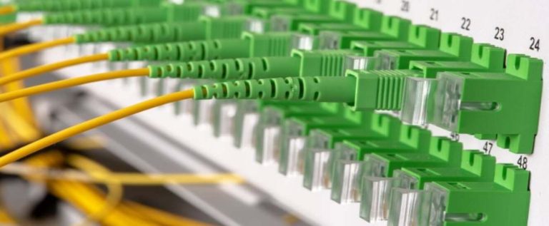 cabos da tecnologia gpon conectados em um aparelho