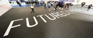 piso com adesivo dos destaques do futurecom 2024