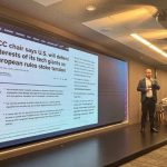 palestrante apresentando tendências tecnológicas do MWC 2025