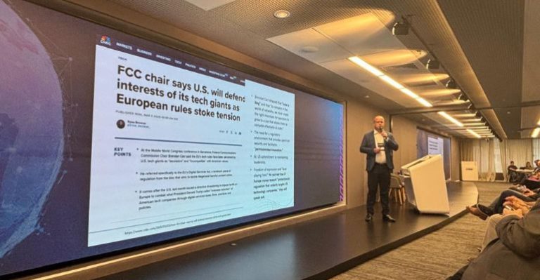 palestrante apresentando tendências tecnológicas do MWC 2025