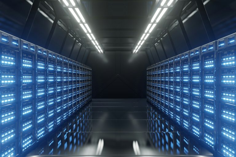 imagem de um data center com servidores iluminados de azul, ambiente tecnológico avançado e infraestrutura de alta performance
