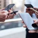 pessoas utilizando celulares com as maiores operadoras no brasil