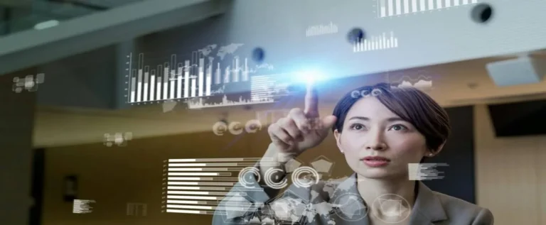 gestora usando um dos exemplos de big data e analisando dados em uma tela