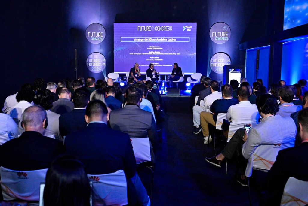 visitantes assistindo palestra sobre iot no futurecom