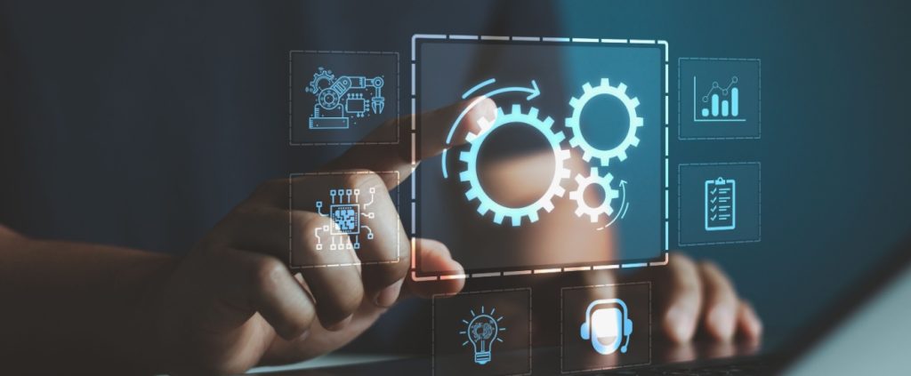 gestor usa tela com engrenagem para ver nova indústria brasil no futurecom 2025