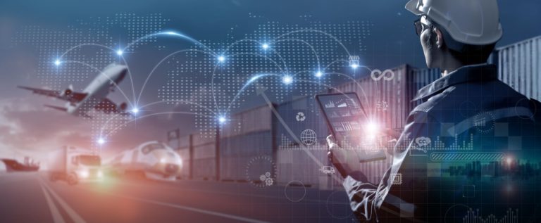 gestor utiliza um tablet para fazer a logística inteligente futurecom 2025