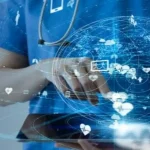 médica utiliza um tablet com iot na medicina