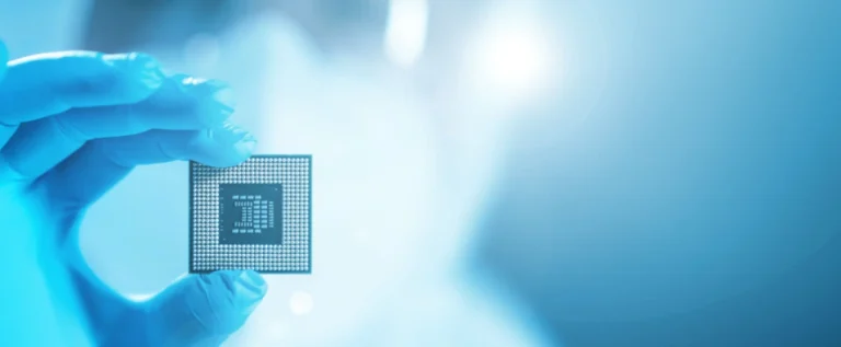 mão exibindo semicondutor produzido com a política de semicondutores no brasil