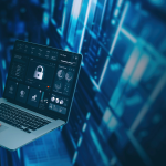 A imagem apresenta uma cena focada em segurança cibernética e análise de dados com um tom futurista e tecnológico.