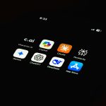 A imagem mostra a tela de um smartphone em fundo escuro, com uma pasta de aplicativos focados em Inteligência Artificial e produtividade aberta no centro da tela.