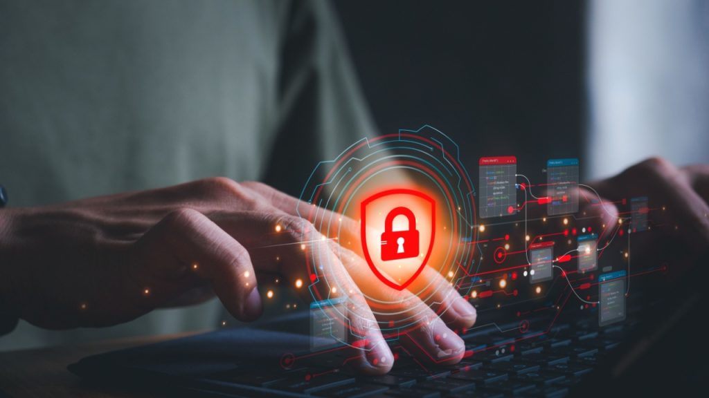 Segurança de dados, proteção cibernética, privacidade na internet, conceito de internet e tecnologia em tela virtual. Homem tocando no ícone de cadeado. Acesso seguro à internet. Tecnologia e cibernética do futuro.