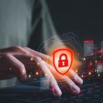 Segurança de dados, proteção cibernética, privacidade na internet, conceito de internet e tecnologia em tela virtual. Homem tocando no ícone de cadeado. Acesso seguro à internet. Tecnologia e cibernética do futuro.