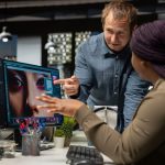 Equipe de retoque multiétnico usando redes neurais para editar conteúdo, aprendizado de máquina e edição de novos materiais fotográficos on-line. Designers profissionais que usam software digital e IA.