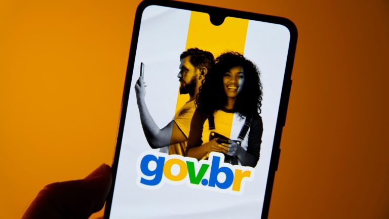 Imagem ilustrativa do Gov.br na tela do celular
