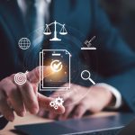 Empresário tocando um ícone de documento digital com símbolos legais e de conformidade. Conceito de contrato eletrônico, aprovação on-line, controle corporativo, validação de documentos e tecnologia legal digital.