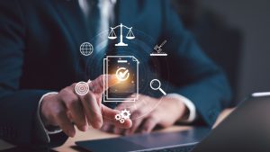 Empresário tocando um ícone de documento digital com símbolos legais e de conformidade. Conceito de contrato eletrônico, aprovação on-line, controle corporativo, validação de documentos e tecnologia legal digital.