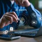 Agentes de IA e conceito de assistente inteligente com interface de prompt de comando. Man usando stylus com laptop e tablet para controlar ferramentas multimodais de IA para tarefas de imagem, vídeo, texto e automação.