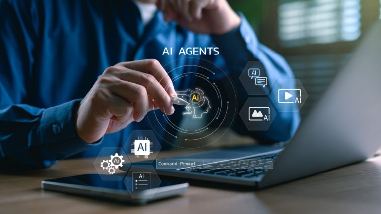 Agentes de IA e conceito de assistente inteligente com interface de prompt de comando. Man usando stylus com laptop e tablet para controlar ferramentas multimodais de IA para tarefas de imagem, vídeo, texto e automação.