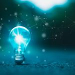 Lâmpada acesa brilhantemente. Conceito de investir em suas ideias, simbolizando criatividade e inovação.