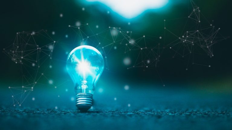 Lâmpada acesa brilhantemente. Conceito de investir em suas ideias, simbolizando criatividade e inovação.