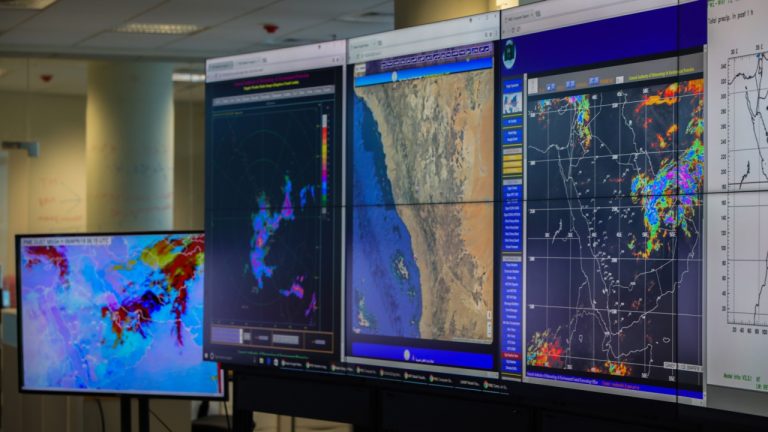 telas para monitoramento por radar no departamento de meteorologia,
