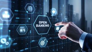 Empresário tocando holograma de open banking. Conceito de tecnologia financeira.