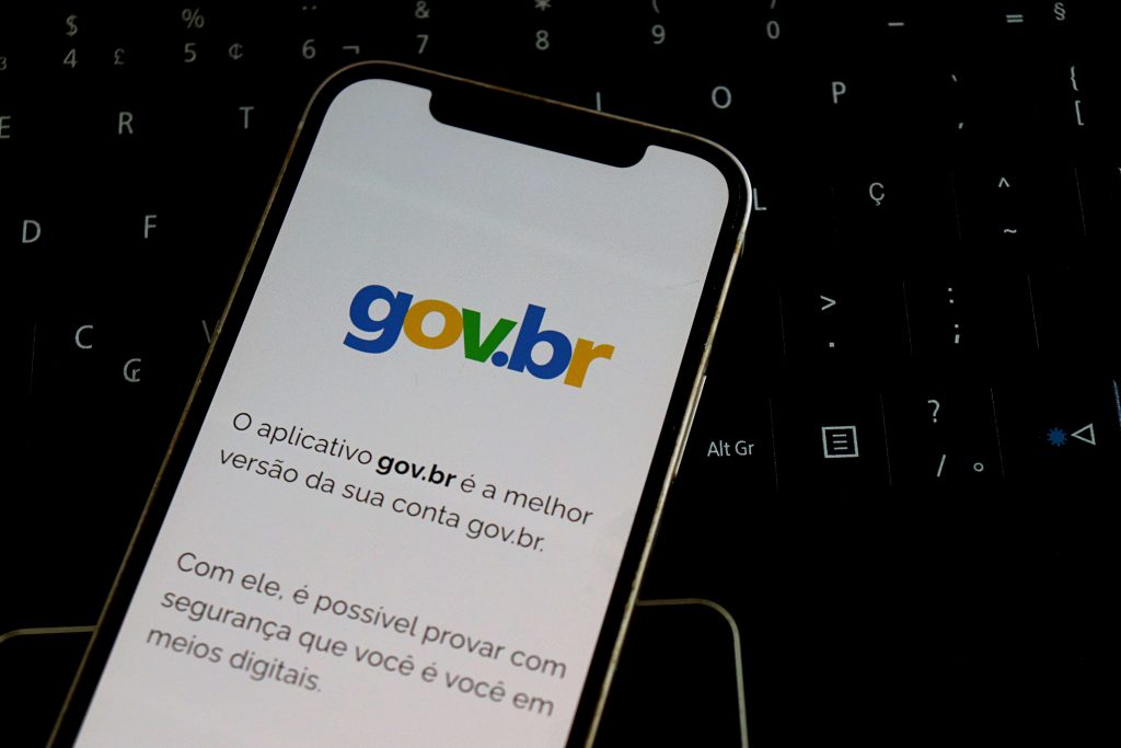 Bahia, Brasil - 14 de agosto de 2025: Aplicativo Gov.br no smartphone colocado sobre laptop. GOV BR é um serviço digital do governo brasileiro. 