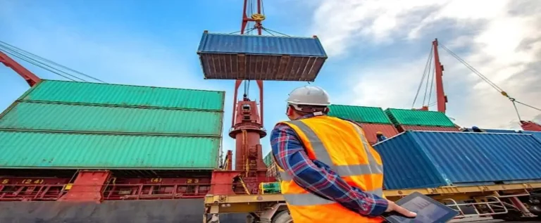 operador de contêiner usa equipamentos de segurança do trabalho na logística