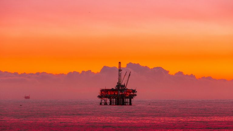 plataforma de petróleo com uma boa logística offshore