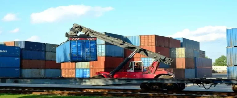 conteineres sendo carregados em corredores logisticos de exportação no brasil