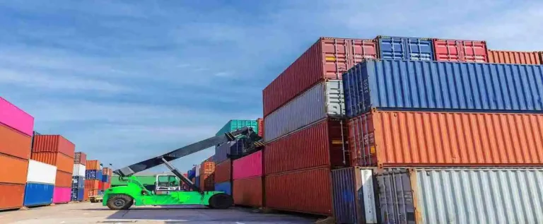 pilha da cargas passando por estufagem de container