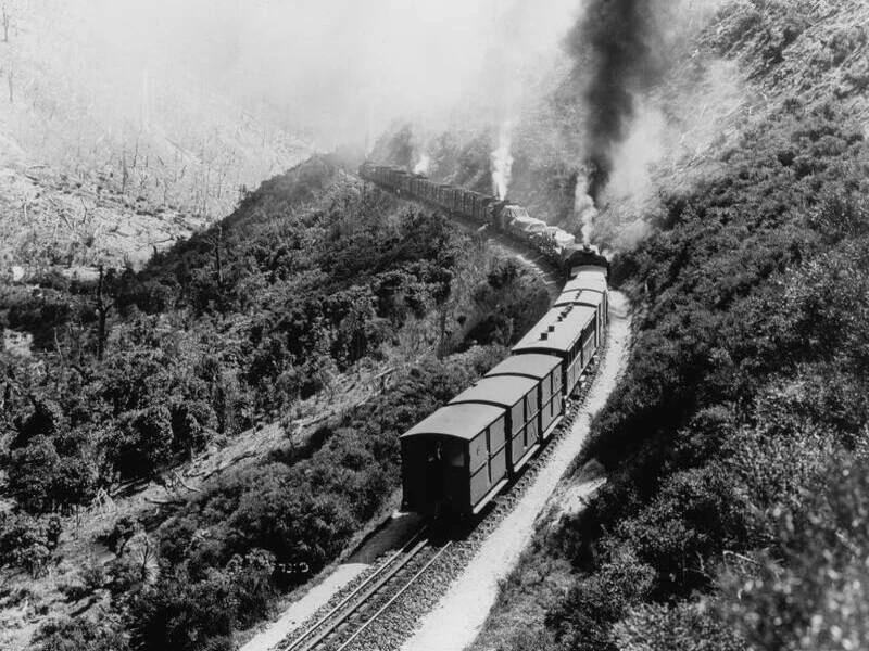 ferrovia a vapor em trilho de montanha, representando a história do transporte ferroviário