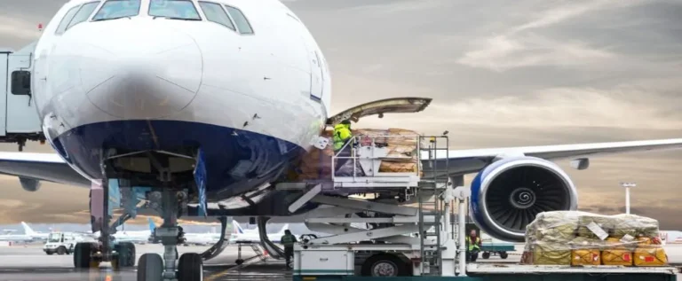 avião de carga sendo carregado em hub de baldeação internacional