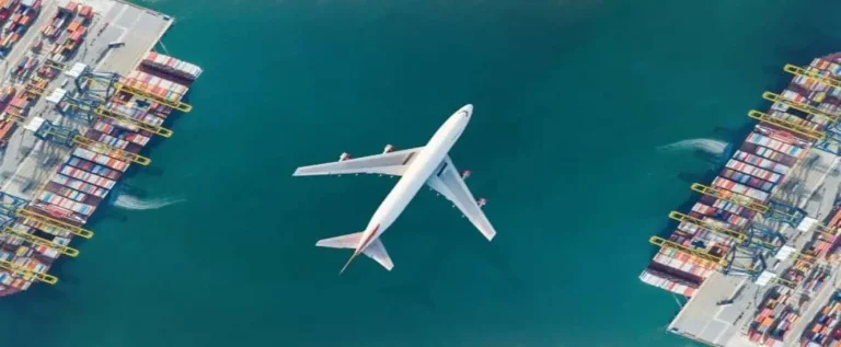 um dos tipos de aeronave de carga sobrevoa um porto