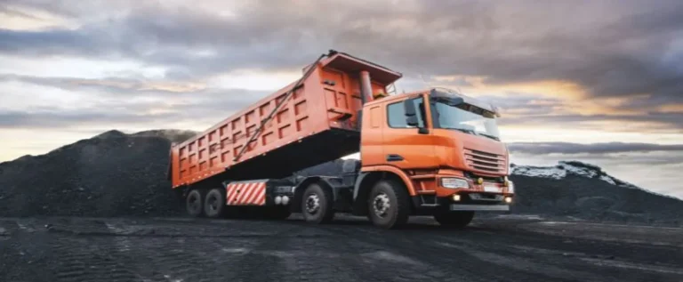 caminhão vermelho que contribui para mitigar os desafios da logística de mineração no brasil