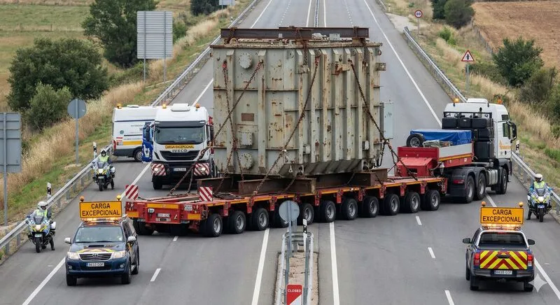 peça de construção sendo transportada em caminhão, sendo um dos tipos de cargas comuns em rodovias