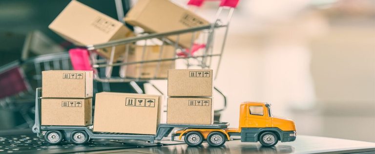 caminhão com caixas de papelão faz entregas de gestor que fez a gestão de riscos na cadeia de suprimentos