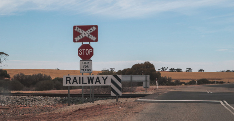 Passagem em nível: tipos de sinalização e como garantir a segurança