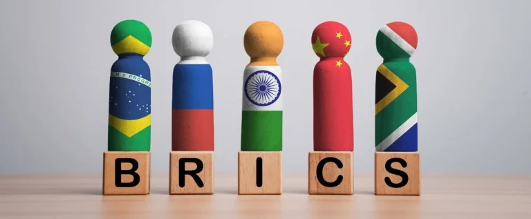 pinos dos países representando a nova moeda do brics