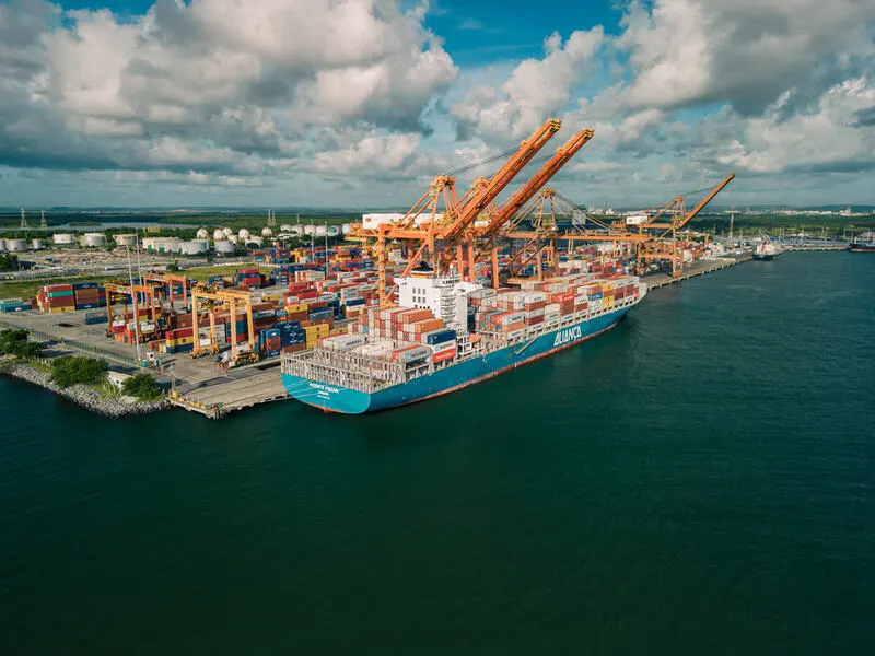 porto de suape, central no panorama do transporte de cargas no brasil, visto de longe