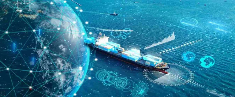 globo terrestre ao lado de embarcação representando a geopolítica no transporte marítimo