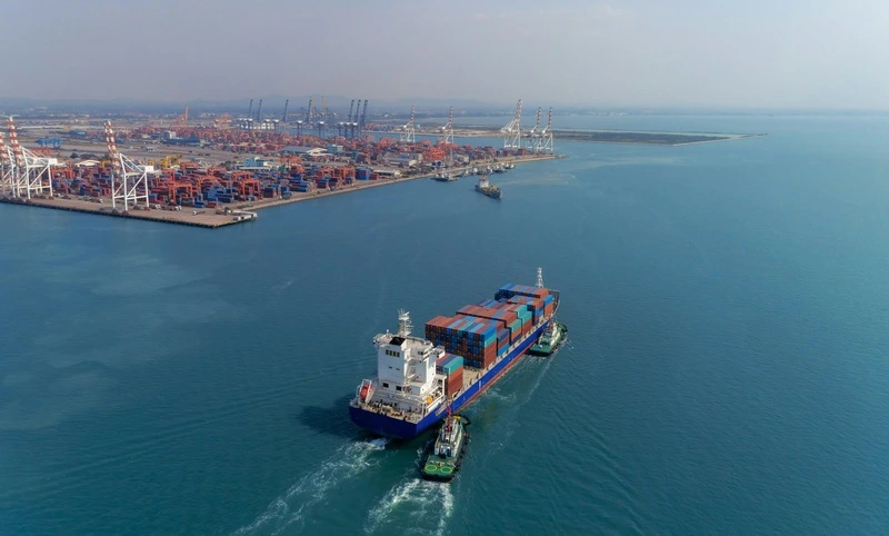 embarcação com cargas chegando em país que faz parte da regionalização das cadeias produtivas