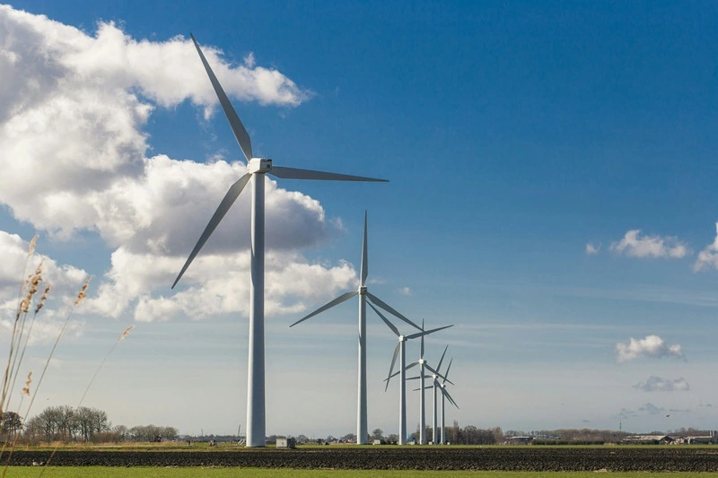 turinas eólicas funcionando, uma das energias renováveis na logística