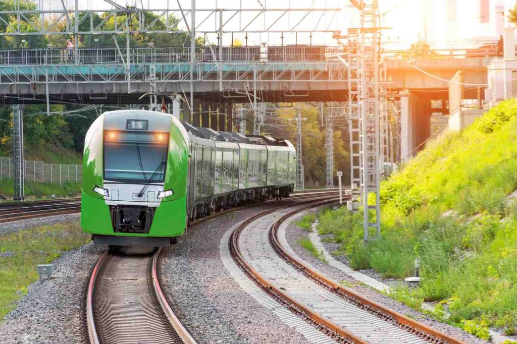 trem verde em trilho de expansão ferroviária impulsiona a economia e sustentabilidade