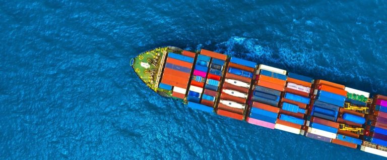 navio de conteiner passando na água após lula regulamenta br do mar