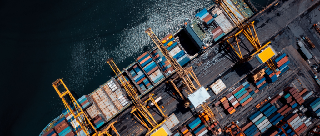 Impactos geopolíticos nas rotas marítimas e operações portuárias
