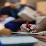 funcionário avalia um sistema tms para redução de custos no frete rodoviário