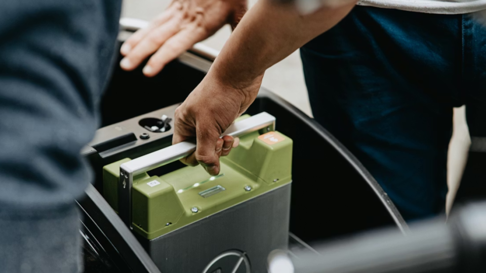 Pessoa segurando um dispositivo eletrônico
